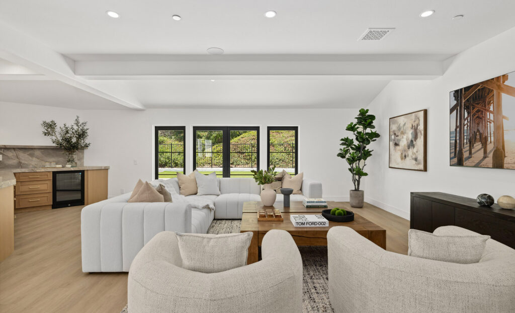 18-Clearview-Livingroom-8